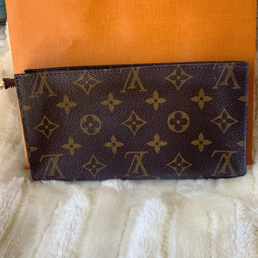 LV POUCH (MISSING ZIPPER PULL)